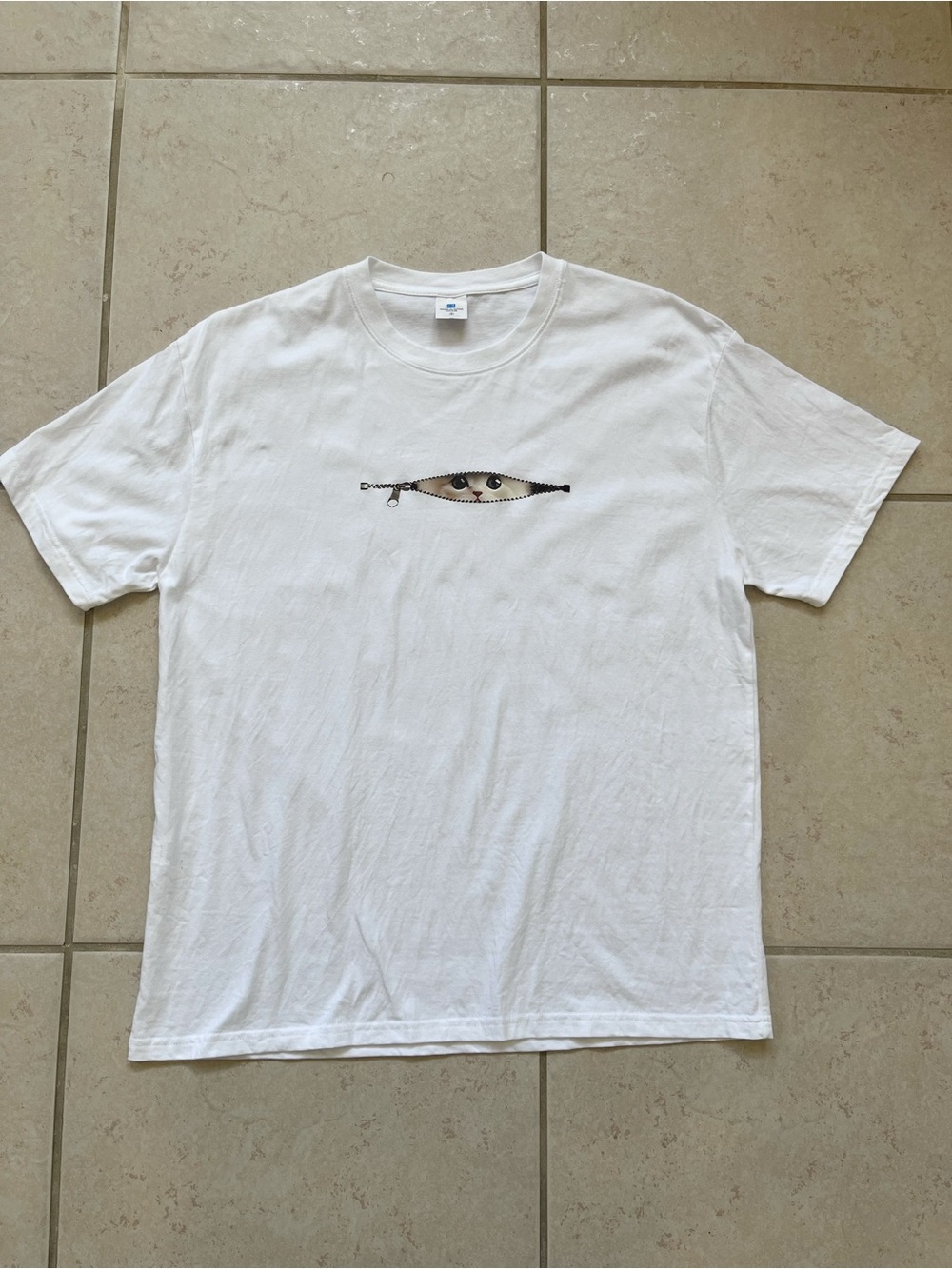 White Short Sleeve T-Shirt with Zipper Cat Graphic – Street Style (Like New)